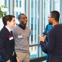 伯洛伊特学院的学生在芝加哥参加一年一度的经济日活动，与校友一起学习和交流商业机会.